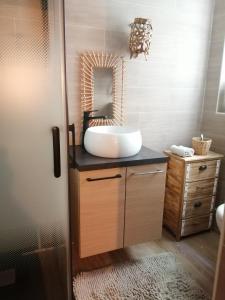 y baño con lavabo y espejo. en appartement cosy situé à 2mn de la plage à pied climatise, en Villefranche-sur-Mer