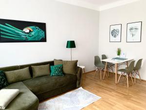 un soggiorno con divano e tavolo di Premium Apartment am Einsiedlerpark a Vienna