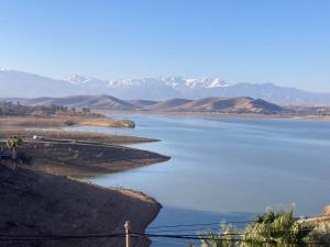 ララ・タクルクストにあるLe Patio Du Lacの山を背景とした大量の水