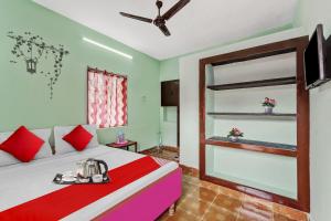 a bedroom with a bed with red and green walls at Super OYO Arunachala Guest House Near PVR SPI Palazzo Chennai in Chennai