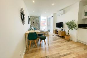 Apartament z biurkiem i krzesłami w pokoju w obiekcie #ES Les Clercs w Grenoble