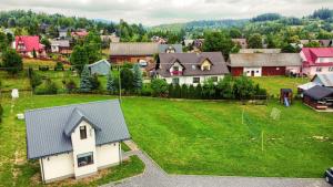 una vista aérea de un pueblo con una casa en Domek Orawski en Zubrzyca Dolna