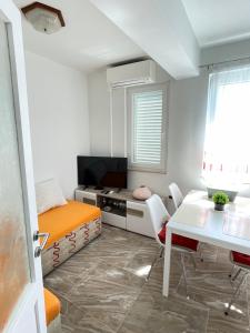 ein kleines Zimmer mit einem Bett, einem Tisch und Stühlen in der Unterkunft Apartment Marina in Opatija