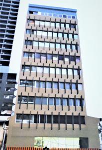 wysoki budynek z mnóstwem okien w obiekcie ORKID Hills at Pudu w Kuala Lumpur