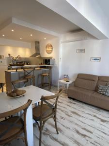 Posezení v ubytování Appartement Le Méditerranéen à 300m de la plage et au centre des Saintes Maries de la Mer LOCAMARGUE