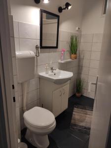 Um banheiro em Bristol Apartments 2