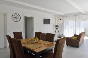 a dining room with a wooden table and chairs at Adorable mini-villa jacuzzi Bonifacio 1 in Bonifacio