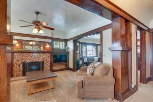 sala de estar con sofá y chimenea en Beautiful Historic Home Near Bryce Canyon!, en Cannonville