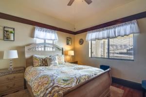 Un dormitorio con una cama grande y una ventana en Beautiful Historic Home Near Bryce Canyon!, en Cannonville