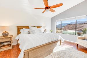 um quarto com uma cama e uma ventoinha de tecto em Laurel Wood em Oro Valley