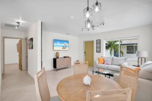 sala de estar con mesa y sofá en LoKal Rental Tropical Florida destination en Fort Lauderdale
