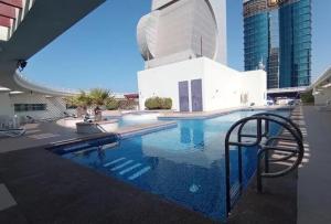 una piscina frente a un edificio en Chic 3 bedroom apartment, en Dubái