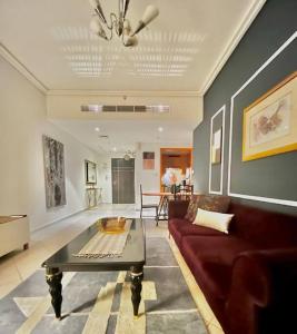 sala de estar con sofá y mesa de centro en Chic 3 bedroom apartment, en Dubái