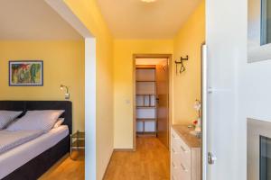 um quarto com paredes amarelas e uma cama em Ferienwohnung Gernsbach em Gernsbach