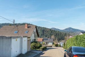 uma casa com um carro estacionado numa rua em Ferienwohnung Gernsbach em Gernsbach