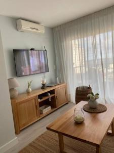 a living room with a television and a coffee table at Lux Tower. Departamento monoambiente. Pleno centro in Punta del Este