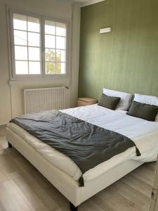 Llit o llits en una habitació de NATURE by Reine du Sud, proche des Grands Buffets