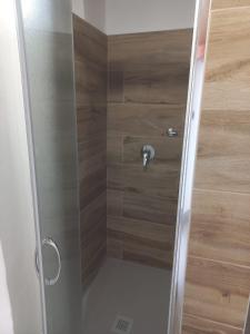 a shower with a glass door in a bathroom at Casa mare e relax in Pula