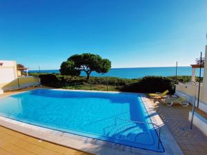 een zwembad met uitzicht op de oceaan bij Beach House Casa Dolce in Benagil in Benagil