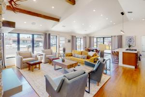uma sala de estar com sofás e uma mesa em Leisure Lodge Living em Gunnison