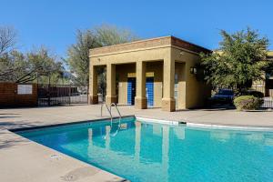 une piscine en face d'un bâtiment dans l'établissement Sonoran Suite at St Phillips, à Tucson