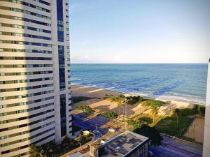 uma vista para o oceano a partir de um edifício em BOA VIAGEM 2 quartos 100 m da praia até 5 pessoas no Recife