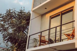 a balcony of a house with two chairs on it at Lahos Apartament's in Panajachel