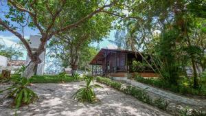 uma casa na floresta com árvores em villa del sole lagoa em Jiloca de Jericoacoara