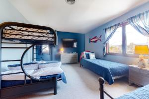 1 Schlafzimmer mit 2 Etagenbetten und einem Fenster in der Unterkunft South Bethany - 99 Mays Way in Bethany Beach