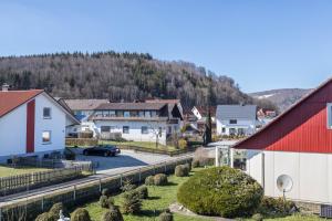 Blick auf eine Stadt mit einem roten Gebäude in der Unterkunft Zeichner in Geisingen