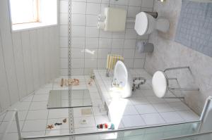 ein Badezimmer mit zwei Urinalen und einem Waschbecken in der Unterkunft Pension Jonas in Baar