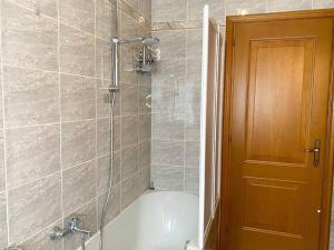 baño con bañera y ducha con puerta de cristal en Bernina Views-Tirano, en Tirano 6 fotos más