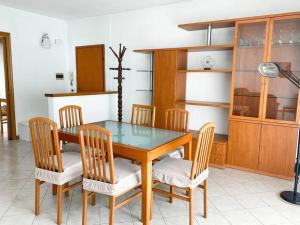 Un comedor con una mesa de cristal y sillas. en Bernina Views-Tirano, en Tirano