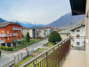 una vista da un balcone di una città con case di Bernina Views-Tirano a Tirano