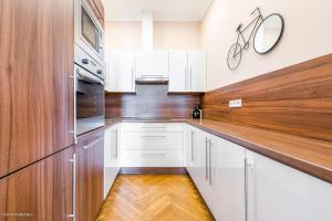 Kuchyňa alebo kuchynka v ubytovaní Imperial Apartments Schönbrunn - Contactless Check-In
