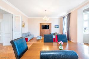Televízia a/alebo spoločenská miestnosť v ubytovaní Imperial Apartments Schönbrunn - Contactless Check-In
