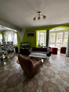 sala de estar con sofá y mesa en Prenájom v súkromí Krompachy en Krompachy
