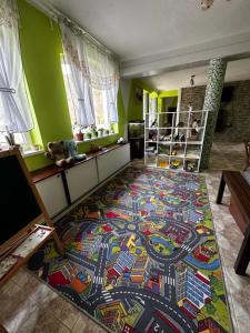 Krompachy的住宿－Prenájom v súkromí Krompachy，地板上铺着色彩缤纷的地毯的房间