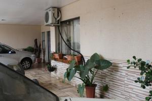 een balkon met planten en een auto in een huis bij Casa da Sueli in Foz do Iguaçu