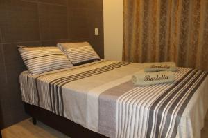 een bed met twee kussens erop bij Casa da Sueli in Foz do Iguaçu +37 foto's