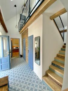 un couloir avec des escaliers et une porte bleue dans l'établissement IstEni apartman Zamárdi, akár 12 fő! Balaton, à Zamárdi