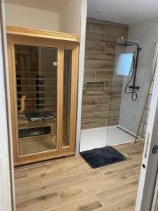 La salle de bains est pourvue d'une douche et d'un lavabo. dans l'établissement Escapade Normande avec son sauna privé, à Le Tourneur