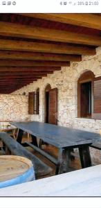 - une table de pique-nique devant un bâtiment en pierre dans l'établissement VILLA DAIANA, à Lampedusa