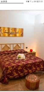 um quarto com uma cama com um cobertor vermelho em VILLA DAIANA em Lampedusa