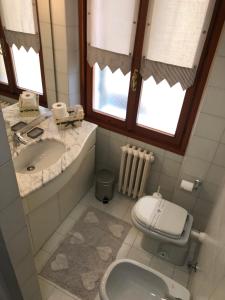bagno con servizi igienici e lavandino di Casa Martini Piazza Erbe a Verona