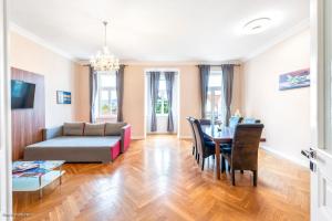 Televízia a/alebo spoločenská miestnosť v ubytovaní Imperial Apartments Schönbrunn - Contactless Check-In