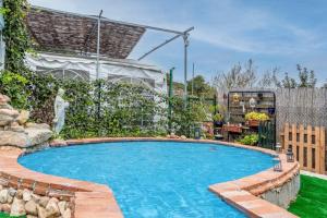 una piscina en un patio trasero con una fuente en Almotaje, numero 3, en Málaga