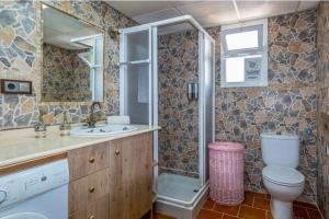 A bathroom at Almotaje, numero 3