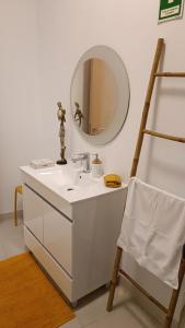 uma casa de banho com um lavatório e um espelho em Apartamento Pérola da Vila em Vila Franca do Campo