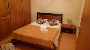 sypialnia z łóżkiem z dwoma ręcznikami w obiekcie Apartamento Pérola da Vila w mieście Vila Franca do Campo